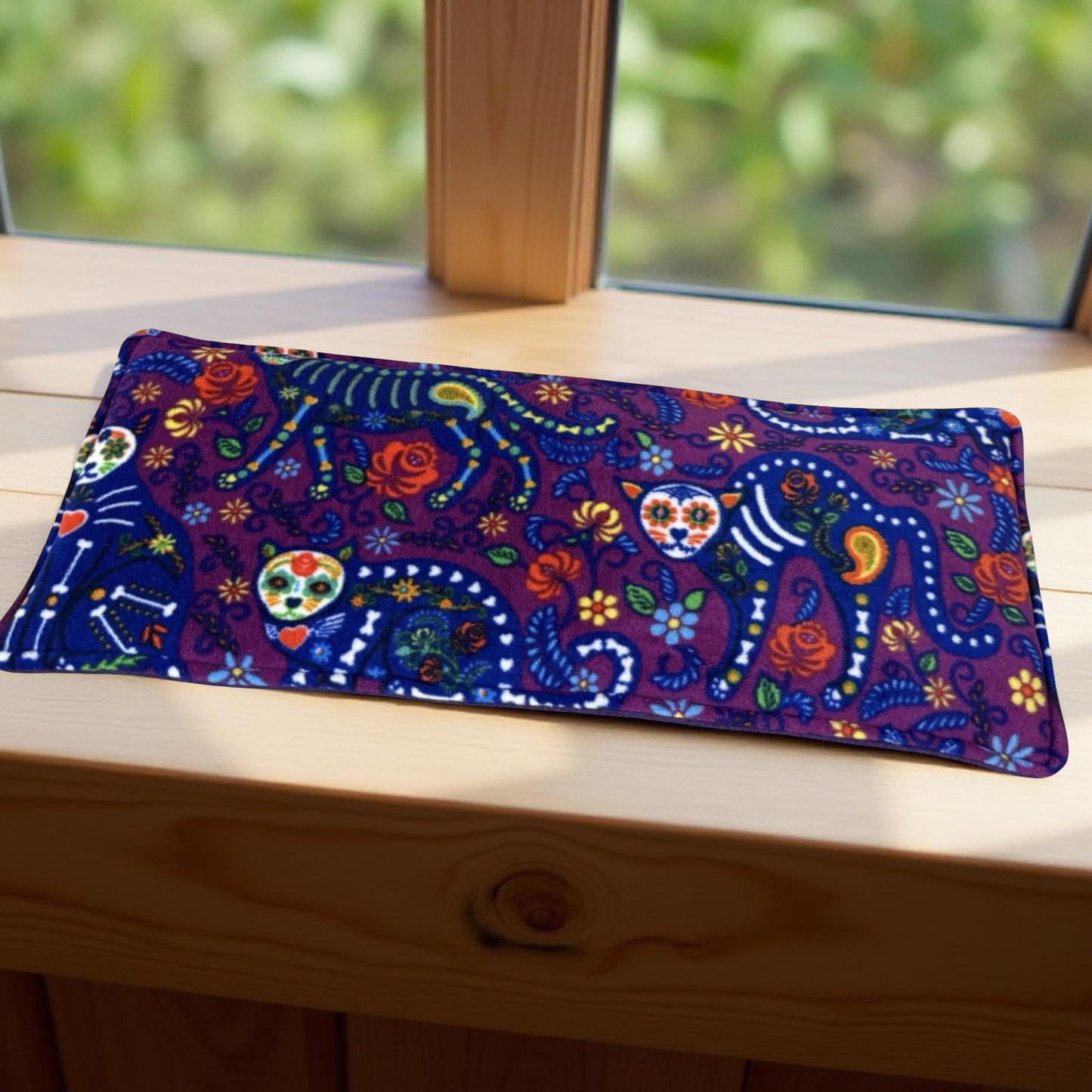 Palangės pagalvėlė katėms – flisinis guolis ant palangės | Violetinė su raštu