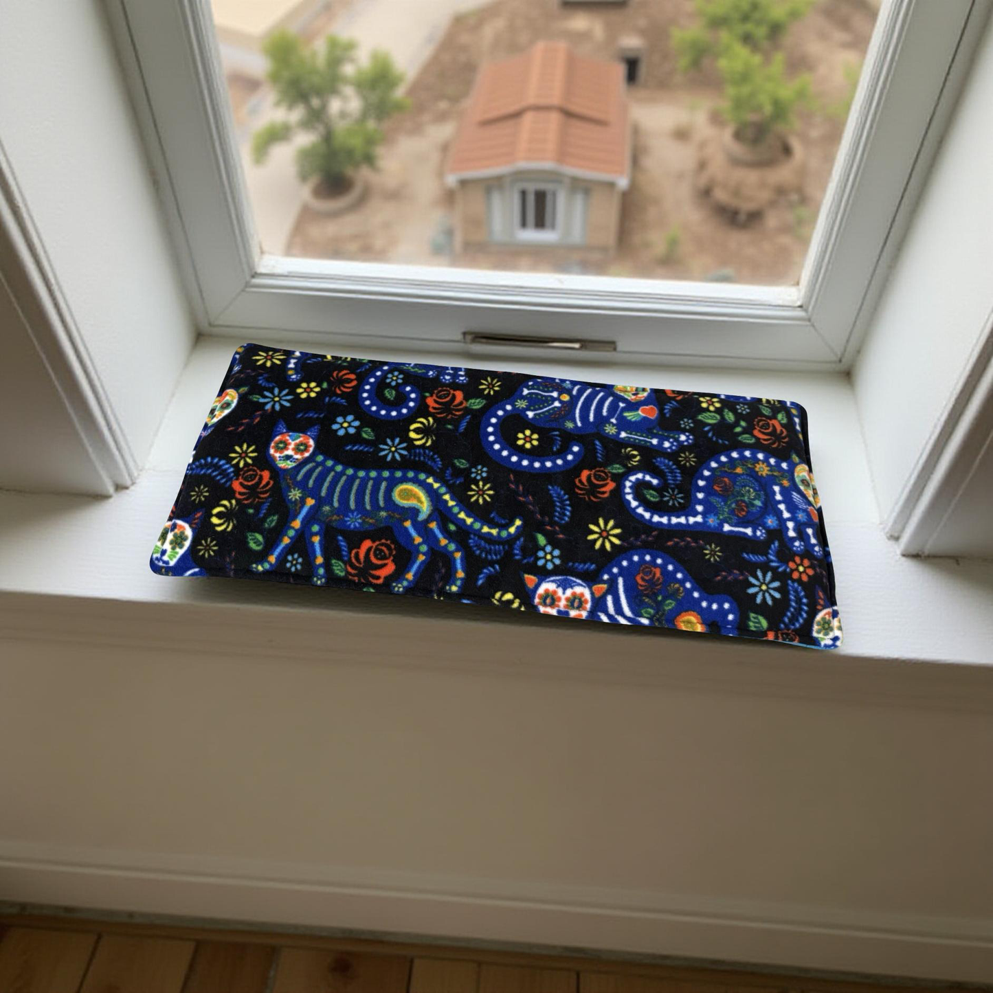 Palangės pagalvėlė katėms – flisinis guolis ant palangės | Juoda su raštu