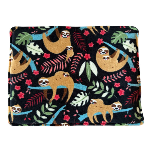 Guolis–pagalvėlė jūrų kiaulytėms – juodas flisas su tinginių raštu