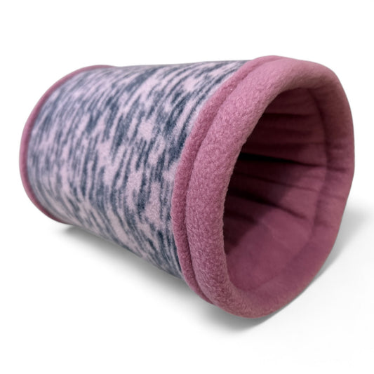 Jūrų kiaulyčių guolių komplektas „Rožinis miražas“ – tuneliukas, miegmaišis, Pufas ir pagalvėlė