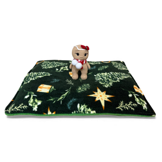 Kalėdinis guolis–pagalvėlė jūrų kiaulytėms – žalias flisas su eglutėm