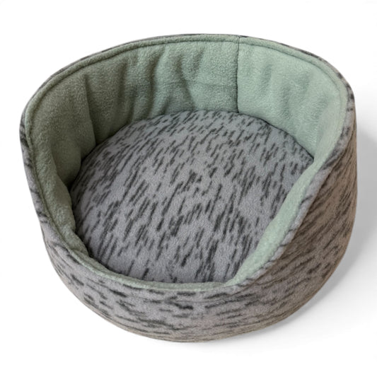 Kutuliukų puodelis – flisinis rankų darbo guolis jūrų kiaulytei, pilkas su dryžiais