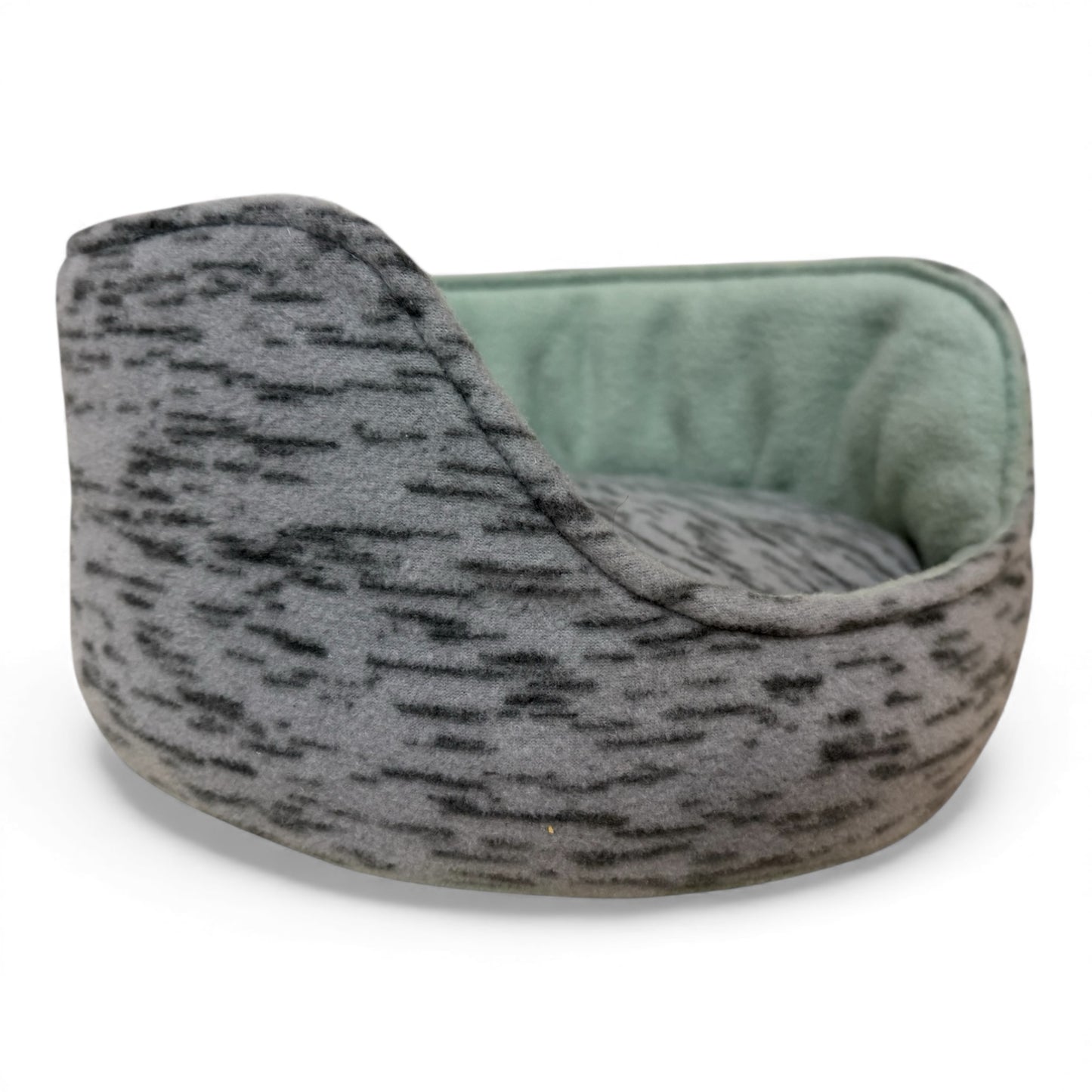 Kutuliukų puodelis – flisinis rankų darbo guolis jūrų kiaulytei, pilkas su dryžiais