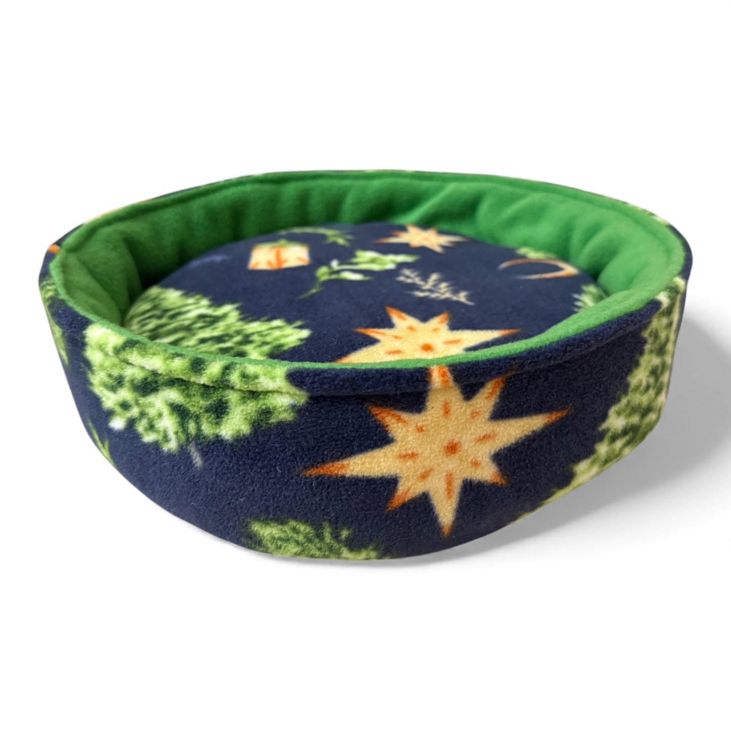 Kalėdinis guolis jūrų kiaulytei Lėkštė – minkštas, neperšlampamas, žalias su eglutėm