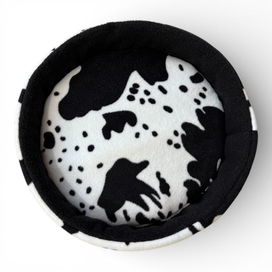 Flisinis guolis jūrų kiaulytei Lėkštė – minkštas, neperšlampamas, juodas su karvės raštu