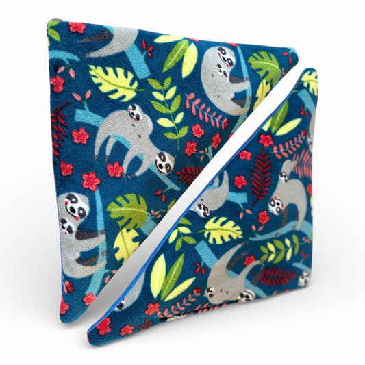 Kampiniai guoliai–pagalvėlės (2vnt) jūrų kiaulytėms – mėlynas flisas su tinginių raštu