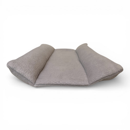 Jaukuolis triušiui – minkštas guolis poilsiui ir miegui, pilkas