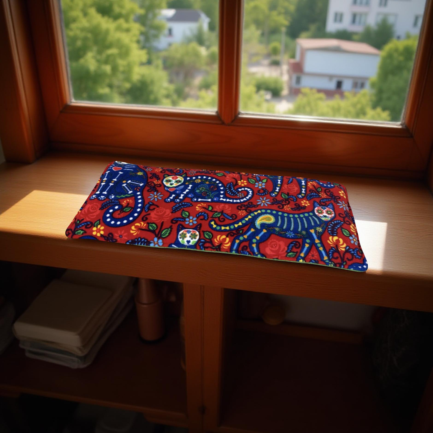 Palangės pagalvėlė katėms – flisinis guolis ant palangės | Raudona su raštu