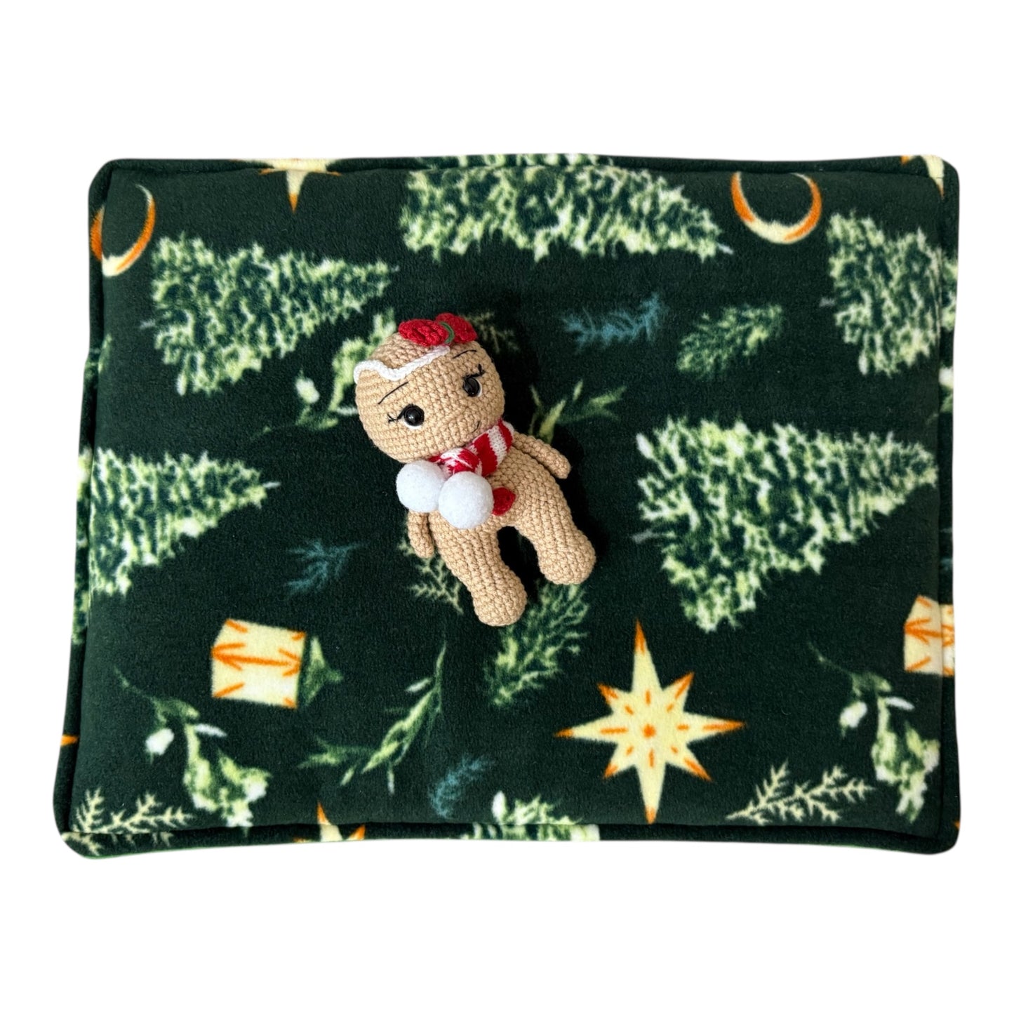 Kalėdinis guolis–pagalvėlė jūrų kiaulytėms – žalias flisas su eglutėm