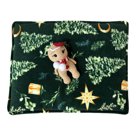 Kalėdinis guolis–pagalvėlė jūrų kiaulytėms – žalias flisas su eglutėm