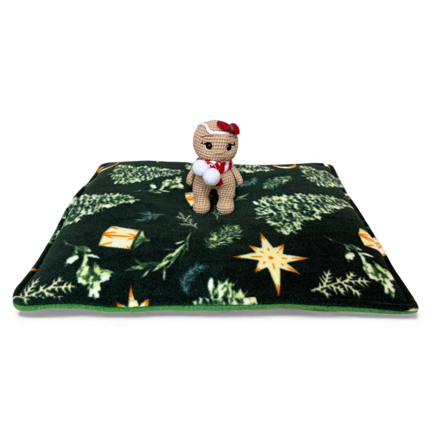 Kalėdinis guolis–pagalvėlė jūrų kiaulytėms – žalias flisas su eglutėm