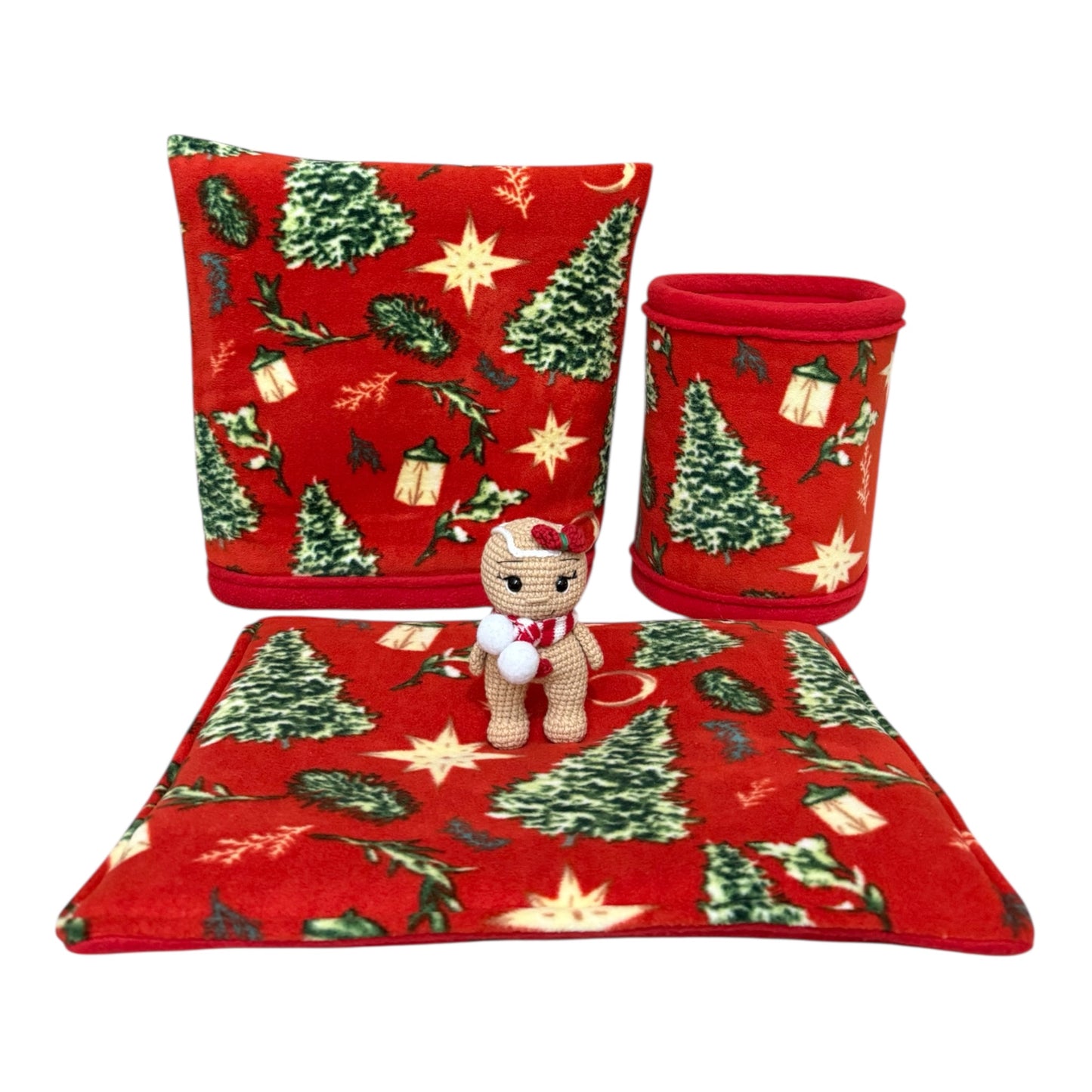 Kalėdinis jūrų kiaulyčių guolių komplektas „Eglutės“ – tuneliukas, miegmaišis, pagalvėlė