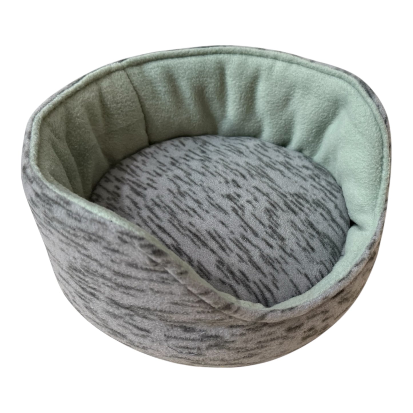 Kutuliukų puodelis – flisinis rankų darbo guolis jūrų kiaulytei, pilkas su dryžiais