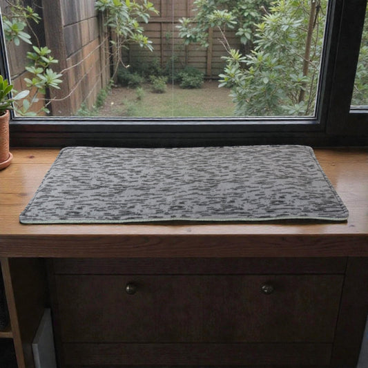 Palangės pagalvėlė katėms – flisinis guolis ant palangės | Pilka su dryžiais