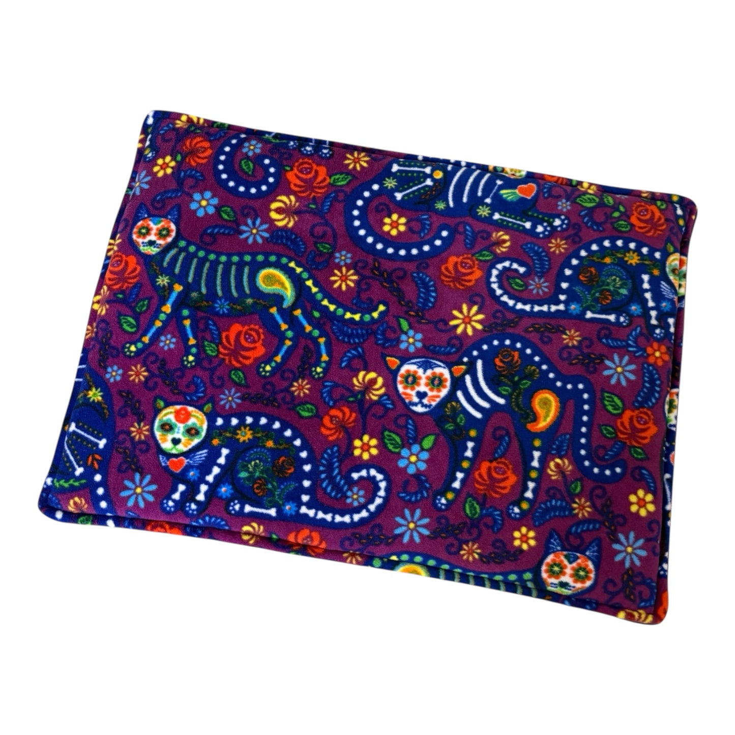 Guolis pagalvėlė katėms – flisinis | Violetinis su raštu