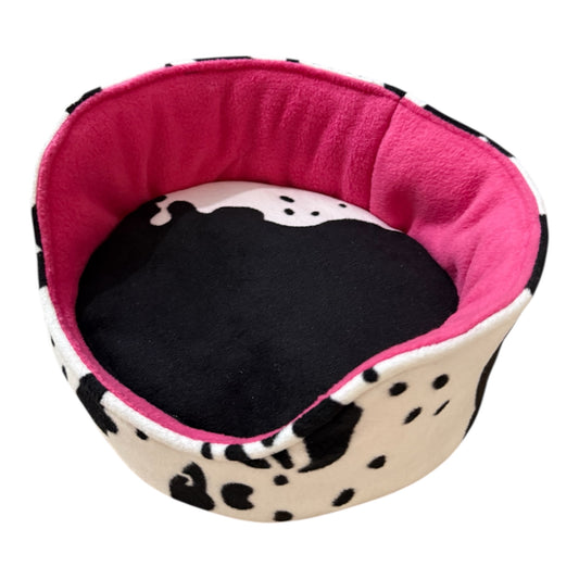 Kutuliukų puodelis – flisinis rankų darbo guolis jūrų kiaulytei, rožinis su karvės raštu