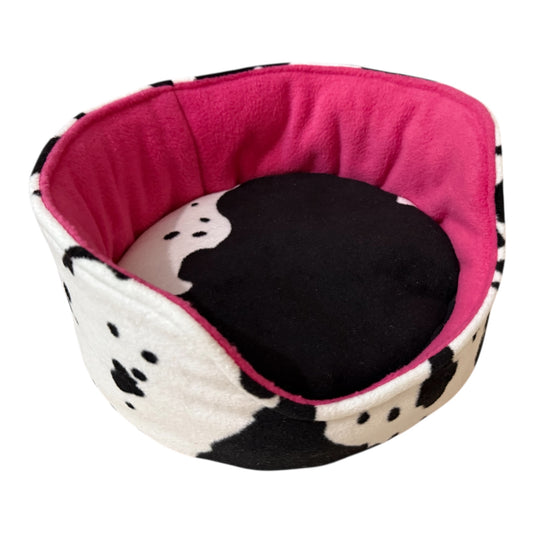 Kutuliukų puodelis – flisinis rankų darbo guolis jūrų kiaulytei, rožinis su karvės raštu