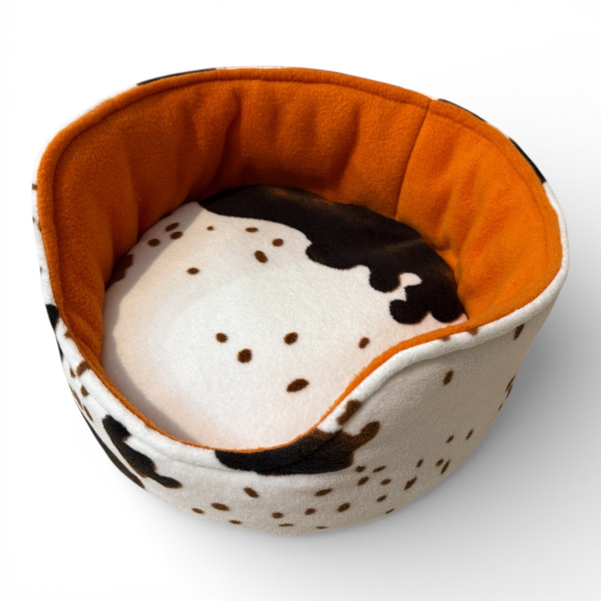 Kutuliukų puodelis – flisinis rankų darbo guolis jūrų kiaulytei, oranžinis su karvės raštu
