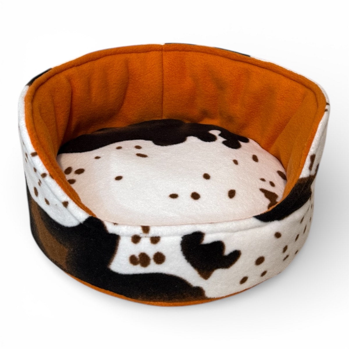 Kutuliukų puodelis – flisinis rankų darbo guolis jūrų kiaulytei, oranžinis su karvės raštu