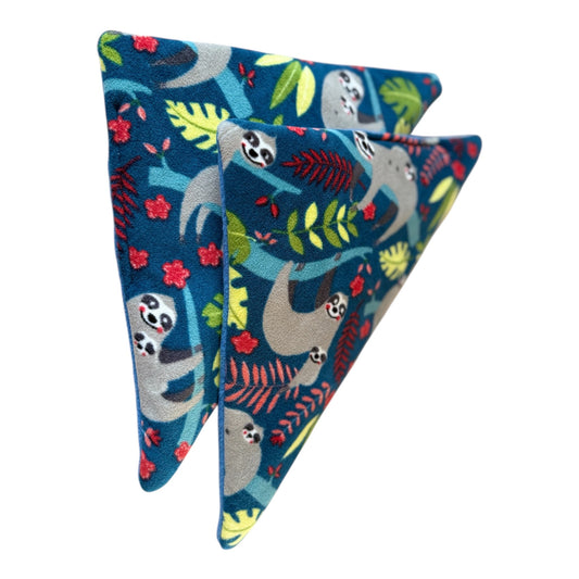 Kampiniai guoliai–pagalvėlės (2vnt) jūrų kiaulytėms – mėlynas flisas su tinginių raštu