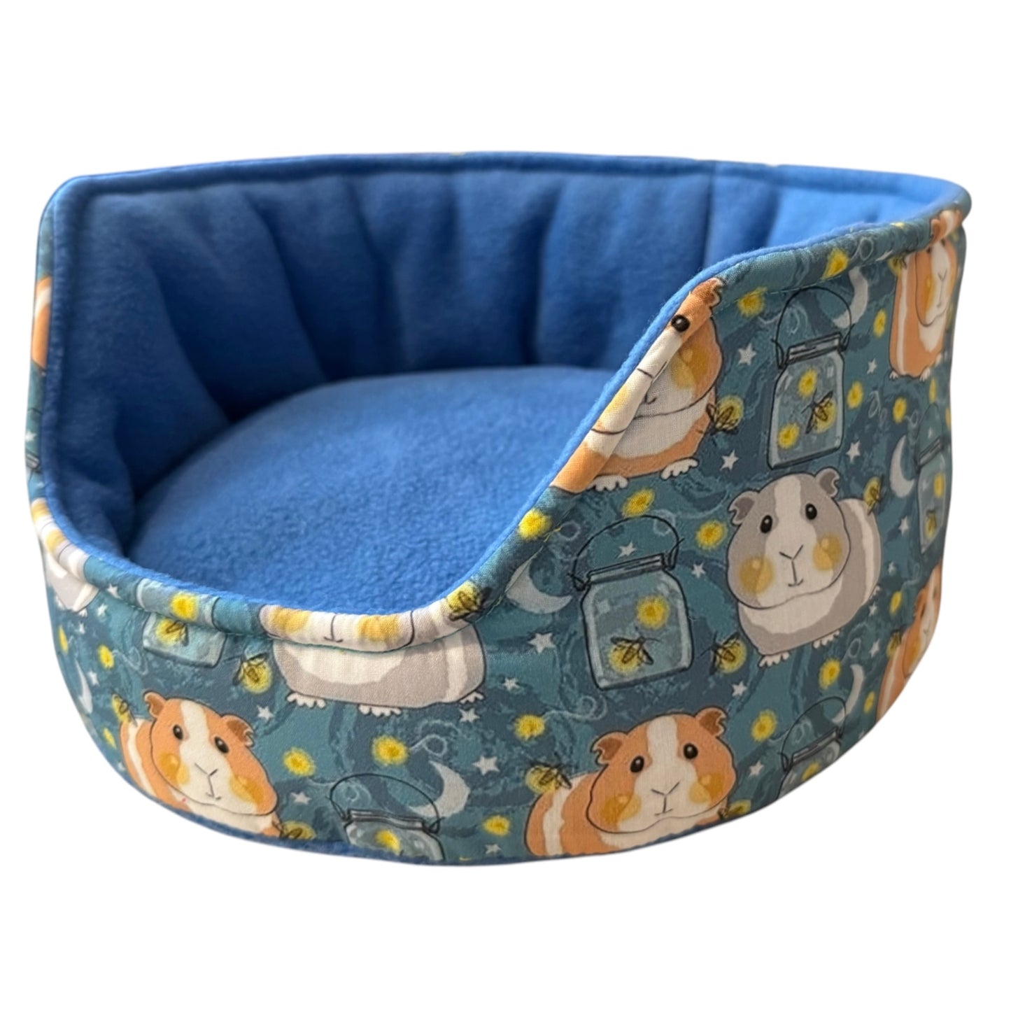 Kutuliukų puodelis – flisinis rankų darbo guolis jūrų kiaulytei, mėlynas su kiaulytėm