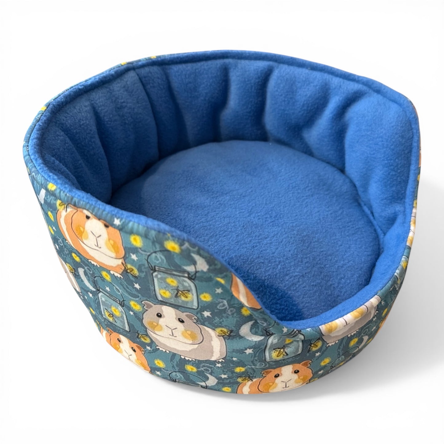 Kutuliukų puodelis – flisinis rankų darbo guolis jūrų kiaulytei, mėlynas su kiaulytėm