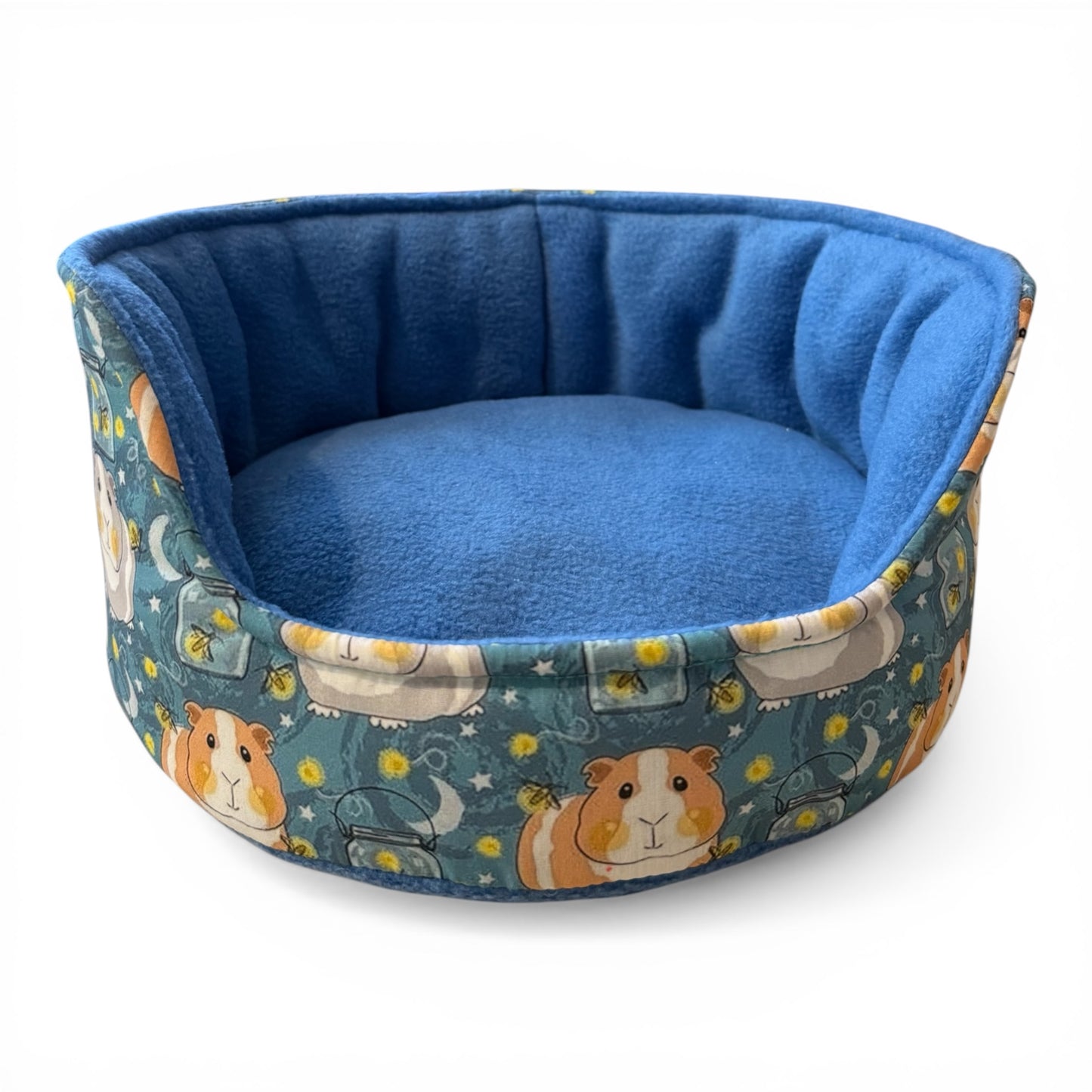 Kutuliukų puodelis – flisinis rankų darbo guolis jūrų kiaulytei, mėlynas su kiaulytėm